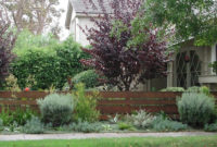 Relaxing Front Yard Fence Remodel Ideas For Your Home 23