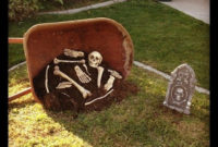 Top Halloween Outdoor Decorations To Terrify People 08