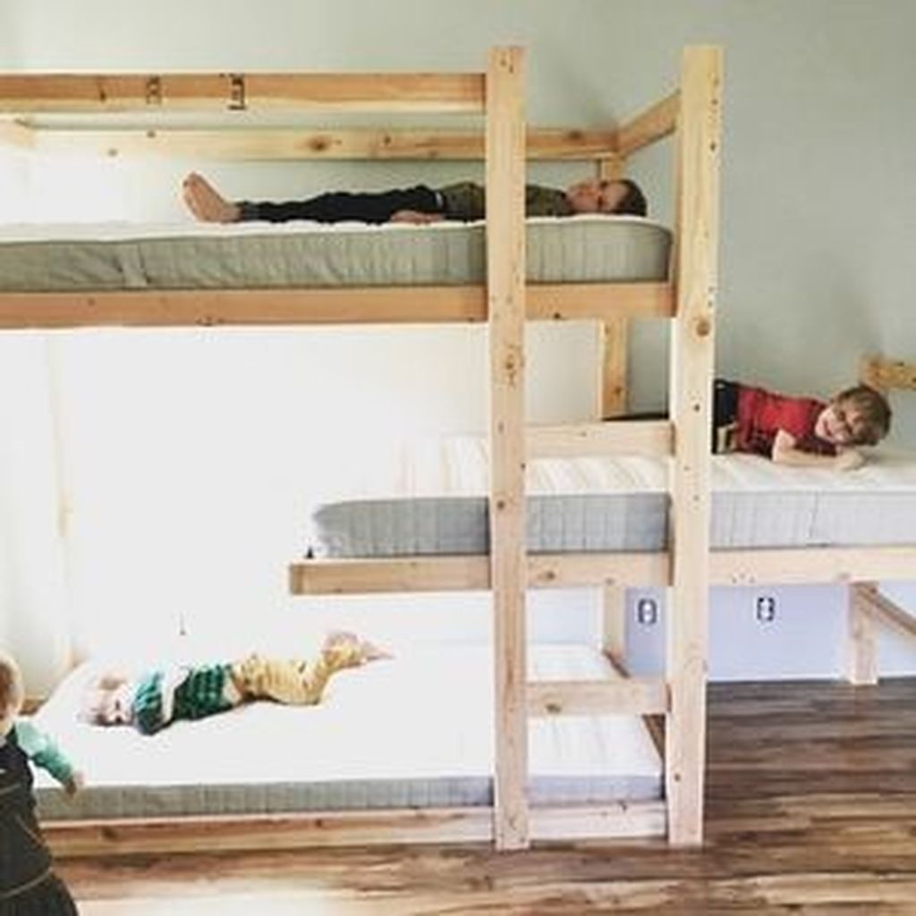 Спать на двухъярусной кровати. Кровать для троих детей. Трехъярусная кровать угловая. Двухэтажная кровать для троих детей. Многоуровневая кровать для детей.