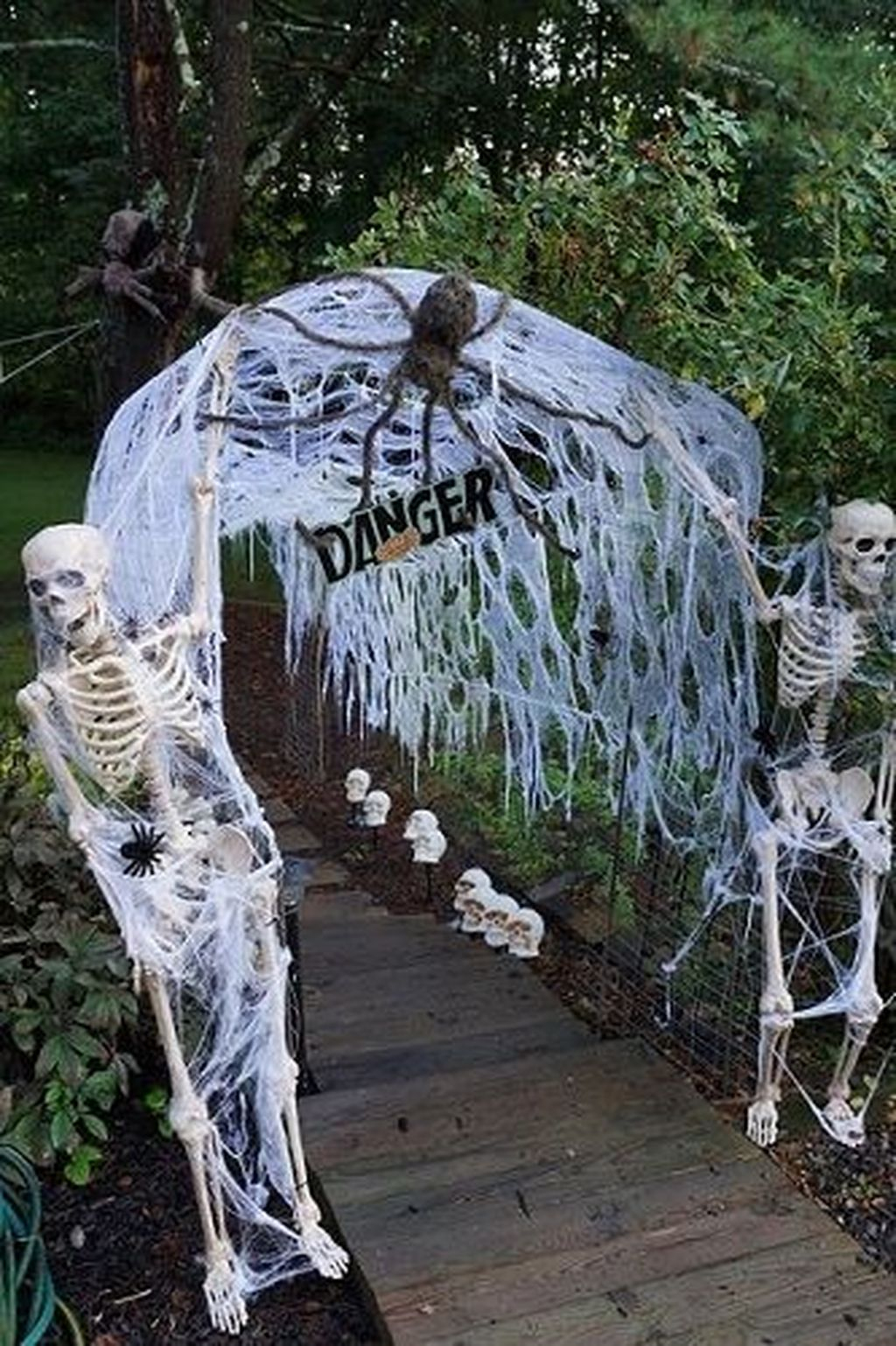 58 Creepy Decorations Ideas For A Frightening Halloween Party - HOMYSTYLE