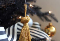 Totally Inspiring Black And Gold Christmas Decoration Ideas60