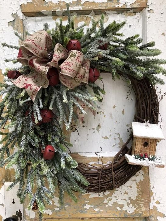 Unique Christmas Wreath Decoration Ideas For Your Front Door 08 – HOMYSTYLE