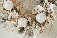 Unique Christmas Wreath Decoration Ideas For Your Front Door 17