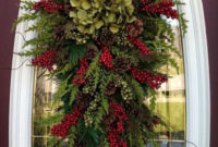 Unique Christmas Wreath Decoration Ideas For Your Front Door 39