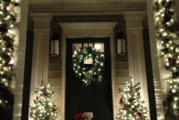Welcoming Christmas Entryway Decoration For Your Home 06