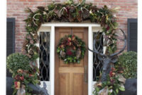 Welcoming Christmas Entryway Decoration For Your Home 07