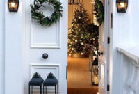 Welcoming Christmas Entryway Decoration For Your Home 10