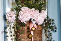 Welcoming Christmas Entryway Decoration For Your Home 15