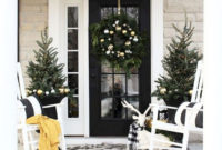Welcoming Christmas Entryway Decoration For Your Home 24