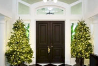 Welcoming Christmas Entryway Decoration For Your Home 25