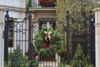 Welcoming Christmas Entryway Decoration For Your Home 29