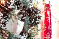 Welcoming Christmas Entryway Decoration For Your Home 33