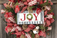 Welcoming Christmas Entryway Decoration For Your Home 38