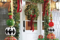 Welcoming Christmas Entryway Decoration For Your Home 56
