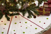 Charming Traditional Christmas Tree Decor Ideas 09