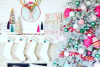 Charming Traditional Christmas Tree Decor Ideas 10