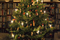 Charming Traditional Christmas Tree Decor Ideas 16