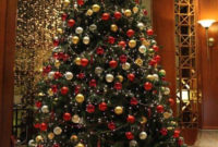 Charming Traditional Christmas Tree Decor Ideas 20
