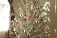 Charming Traditional Christmas Tree Decor Ideas 23