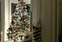Charming Traditional Christmas Tree Decor Ideas 26