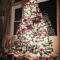 Charming Traditional Christmas Tree Decor Ideas 37