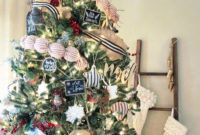 Charming Traditional Christmas Tree Decor Ideas 41
