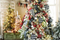 Charming Traditional Christmas Tree Decor Ideas 43