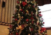 Charming Traditional Christmas Tree Decor Ideas 46