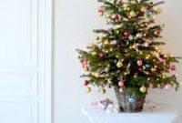 Charming Traditional Christmas Tree Decor Ideas 48