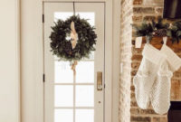 Marvelous Christmas Entryway Decoration Ideas 04
