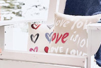 Best Ideas To Decorate Your Porch For Valentines Day 05