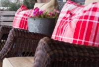 Elegant Front Porch Valentines Day Decor Ideas 22