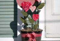 Elegant Front Porch Valentines Day Decor Ideas 28