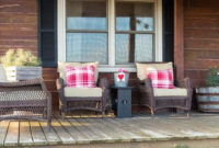 Elegant Front Porch Valentines Day Decor Ideas 50