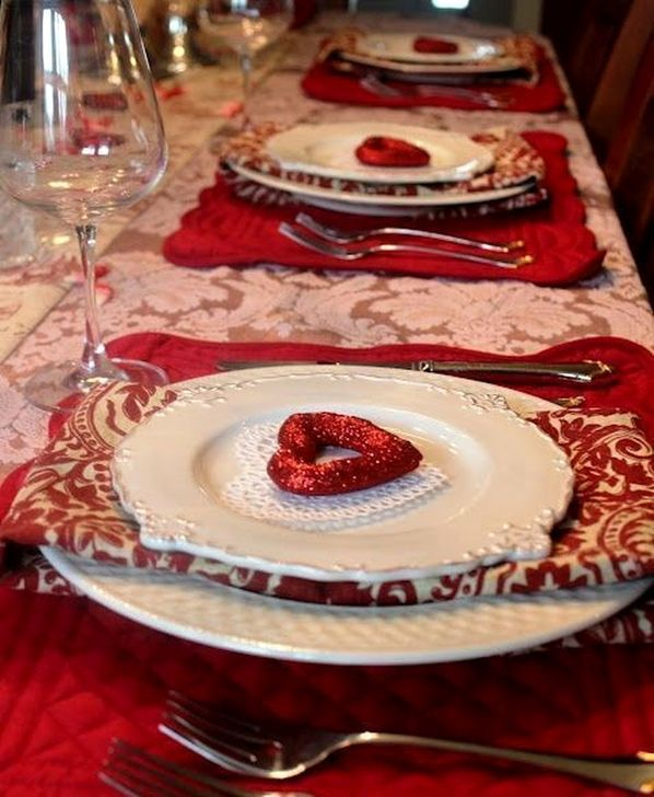 Elegant Table Settings Ideas For Valentines Day 32