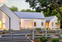 Awesome Farmhouse Home Exterior Design Ideas 43