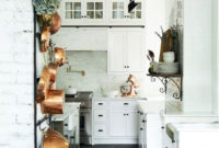 Minimalist Small White Kitchen Design Ideas 13
