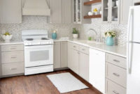 Minimalist Small White Kitchen Design Ideas 24