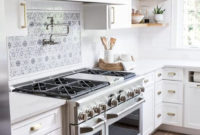 Minimalist Small White Kitchen Design Ideas 40
